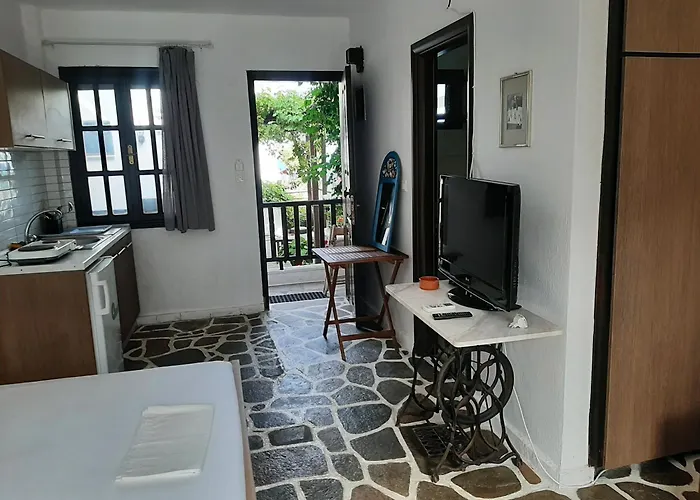 Pensión Evi By The Sea Sarti