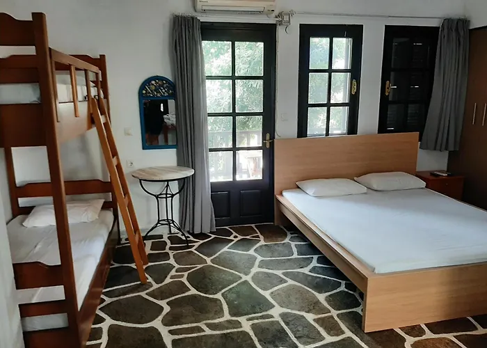 Pensión Evi By The Sea 3*