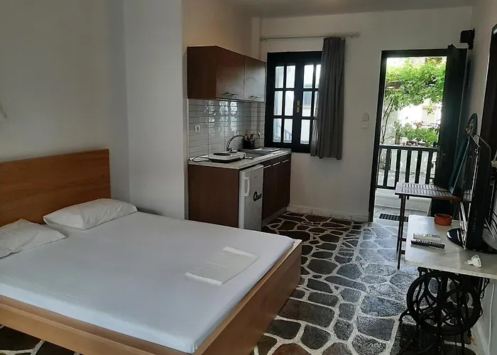 Pensión Evi By The Sea Sarti